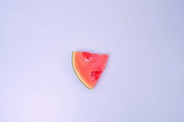 Mavi masada tohumları olmayan yalnız kırmızı karpuz parçası