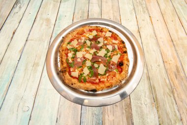 Arugula ve domatesli parmesan peynirli pizza ve ince buğday unlu hamur.