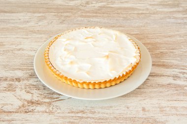 Süper sulu limonlu turta, üstünde de alev kremi var.