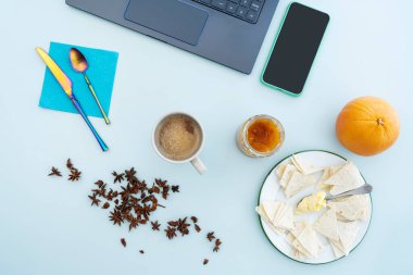 Kahvaltı ve dizüstü bilgisayarın en iyi görüntüsü telesekreter masamda.