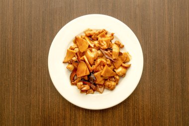 Bambu ve Çin mantarlı sotelenmiş sebze ve soya soslu tavuk tarifinin popüler Asya görüntüsü.