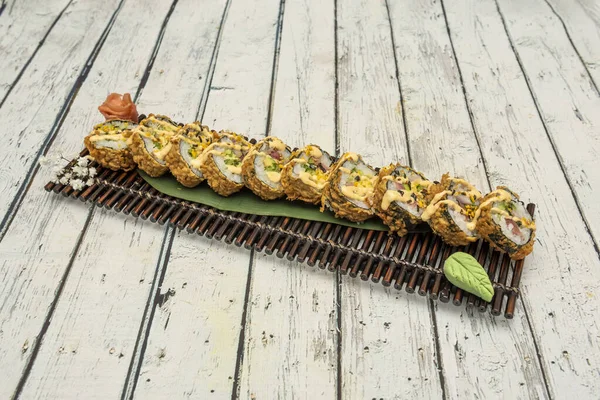 Suşi unagi en tempura 'da yuvarlanıyor. Rulo relleno de anguila de agua dulce con agua nori rebozado con wasabi y ginseng