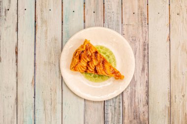 Elmalı turtanın dilimlenmiş elma ve elma şuruplu reçel ile üst görünümü