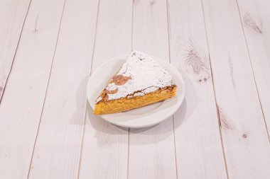 Galiçya bademli ve kremalı Santiago keki.