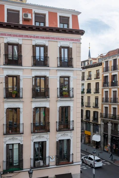 Fachada Edifício Vintage Com Grandes Miradouros Para Rua Centro Madrid — Fotografia de Stock