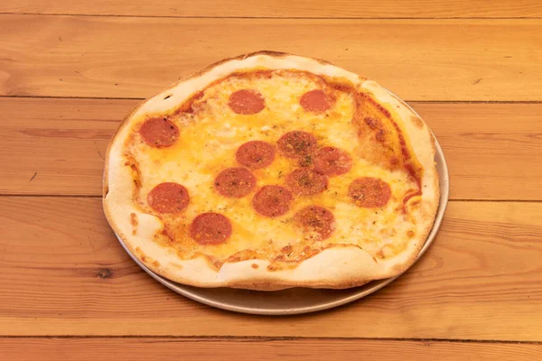 Pizza Italienne Simple Croûte Mince Avec Beaucoup Pepperoni Épicé Sur — Photo