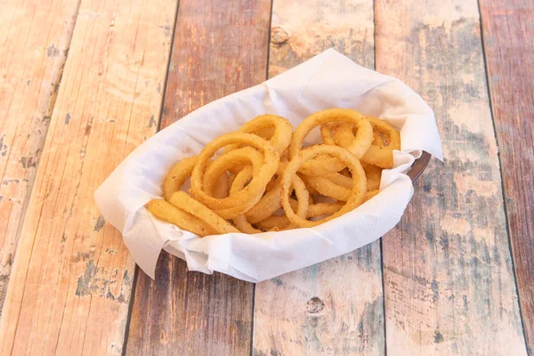 Bandeja Aros Cebolla Batida Frita Aceite Oliva Sobre Mesa Madera — Foto de Stock