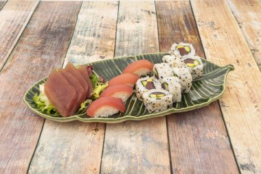 Mavi yüzgeçli suşi tabağı, mavi yüzgeçli ton balığı nigiri, taze mavi yüzgeçli ton balığı sashimi, Avokado ile uramaki California Roll ve susam ve haşhaş tohumlu ton balığı.