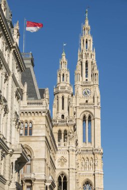 Neo-gotik mimari tarzlı Viyana belediye binasının ana kulesi.