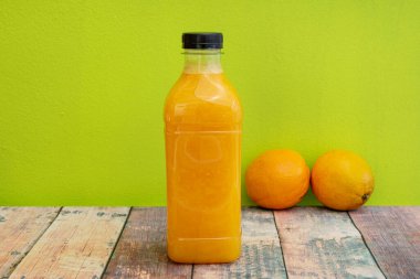 Eve teslim için plastik şişede taze sıkılmış portakal suyu.