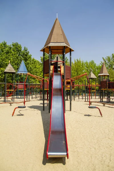 Parque Infantil Com Escorregas Baloiços Passarelas Carrosséis Areia Para Recreação — Fotografia de Stock
