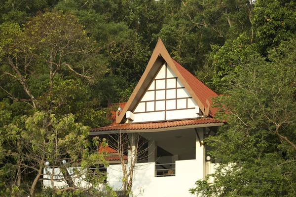 Střecha Terasa Thajského Domu Mezi Stromy Pláže — Stock fotografie