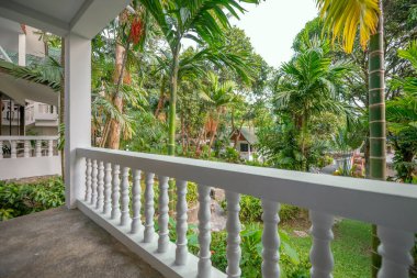 Tayland 'da bir tatil köyünde beyaz bir teras.