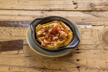 Baharatlı Meksika Chili Peynirli Güveç, Pico de Gallo ve bir sürü Cilantro.