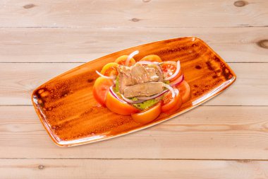 Domates salatası, ton balığı göbeği, kırmızı soğan ve zeytinyağlı guacamole.