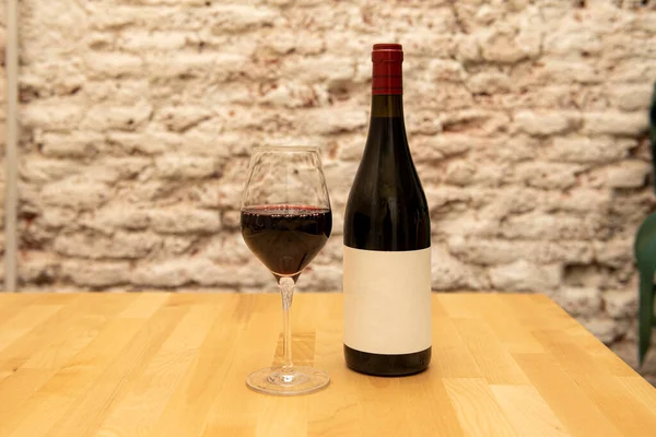 Copo Vinho Tinto Com Garrafa Mesa Pinheiro — Fotografia de Stock