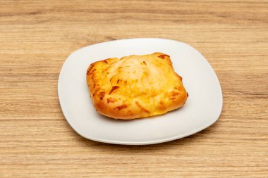 Soğanlı Quesadilla çöreği ve pizza ekmeğinde erimiş peynir.