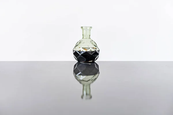Бутылка Спиртного Зеркальном Столе — стоковое фото