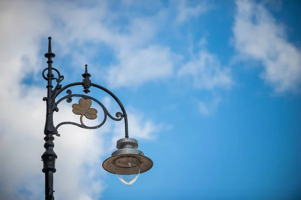 Ein Tag Mit Blauem Himmel Ohne Regen Auf Einer Straße — Stockfoto