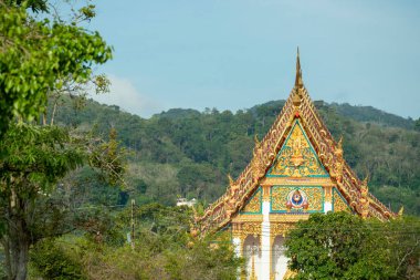 Tejado de edificio edificio en el templo budista de Wat Chalong 02, Chalong, Phuket,