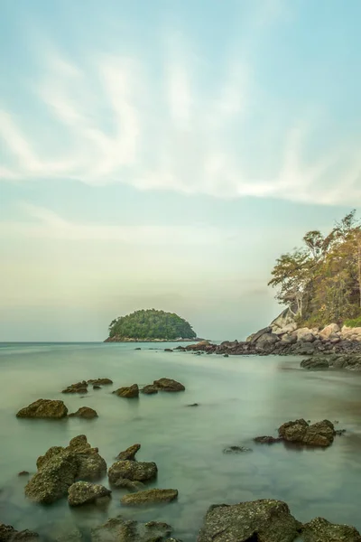 Langzeitbelichtungsbild Des Kata Strandes Und Der Insel Koh Hintergrund — Stockfoto