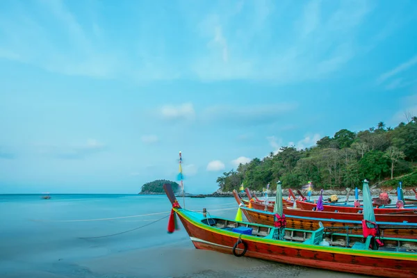 Langschwanzboote Kata Strand Mit Der Insel Koh Phuket Thailand — Stockfoto