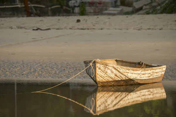 Barco Cola Larga Navegando Mar Tranquilo Las Primeras Horas Mañana — Foto de Stock