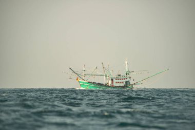 Geleneksel Tayland balıkçı teknesi Andaman Denizi sularında yeşil beyaza boyanmış.