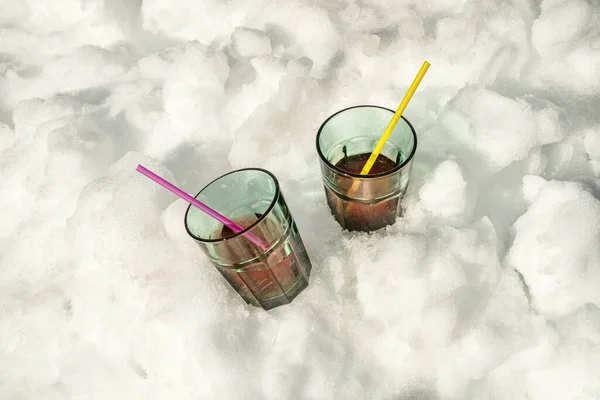 Kamışlı Soda Bardakları Karda Soğuyor — Stok fotoğraf