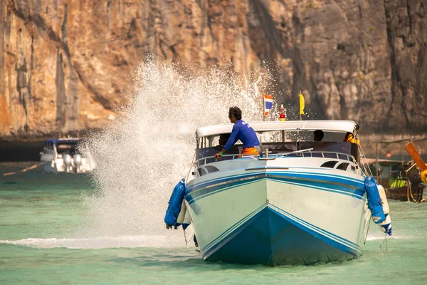 Schnellboot Startet Motoren Der Nähe Von Klippen Über Türkisfarbenem Wasser — Stockfoto