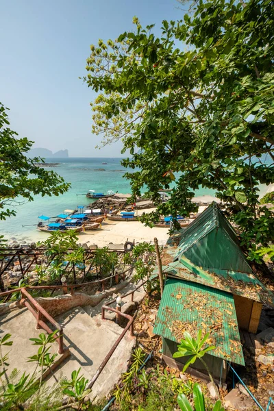 Treppen Hinunter Einem Strand Mit Langen Booten Auf Der Insel — Stockfoto