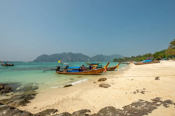 Long Tail Boote Strand Der Insel Phi Phi Thailand Festgemacht — Stockfoto