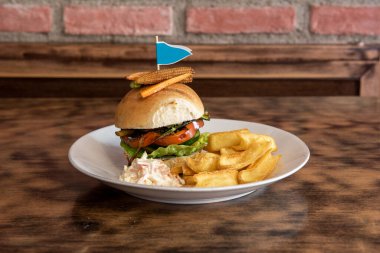 Biberli sığır burger ve kabak, Amerikan lahana salatası, patates kızartması ve kırmızı biber.