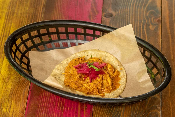 Dienblad Met Een Mexicaanse Taco Van Cochinita Pibil Met Paarse — Stockfoto