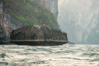 Acantilados en islas thailandesas en el mar de Andaman