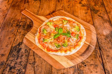 Sebzeli ince hamurlu pizza. Brokoli filizi, ince patates dilimleri, kiraz domatesleri ve mozzarella peyniri.