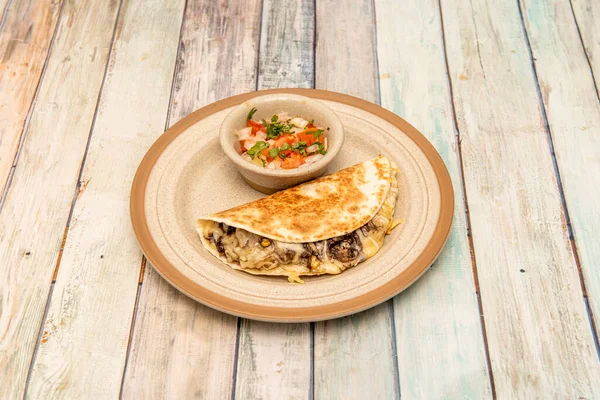 Meksika huitlacoche quesadilla 'sı mısır mantarlı ve erimiş güçlü peynir ve pico de gallo