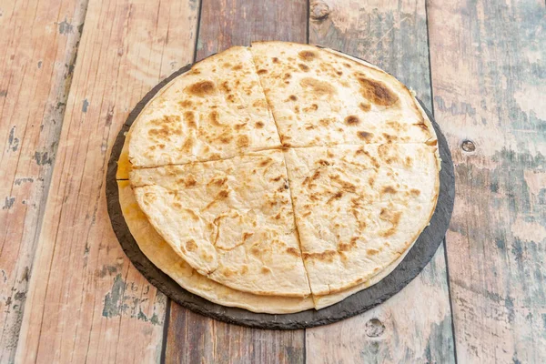 Peynirli ve ızgaralı Meksika jambonlu Quesadillas.