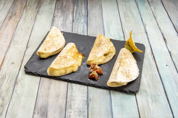 Küçük buğday ekmekli Meksika dürümleri, pico de gallo, guacamole ve mısır cipsli tortilla.