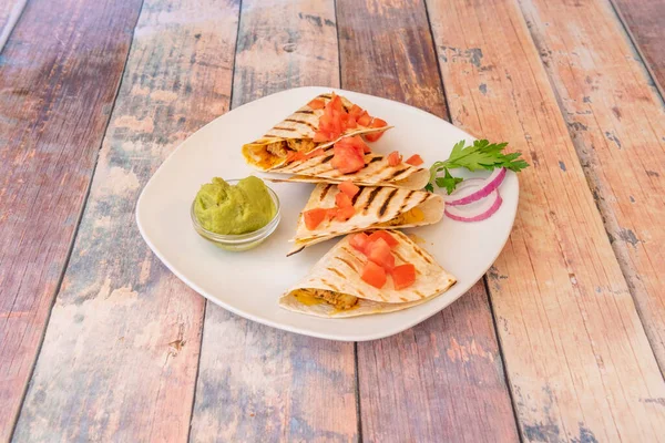 Gegrilde Kip Quesadillas Met Cheddar Kaas Blokjes Gesneden Tomaten Rode — Stockfoto