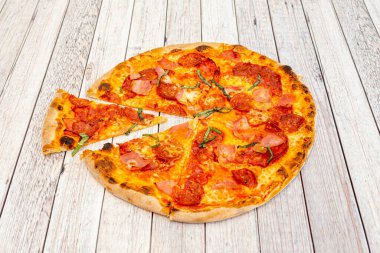 Pepperoni, Basil, Chorizo ve iyi pişmiş jambonlu Meat Lovers Pizza.