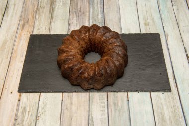 Yuvarlak meyveli turta, çikolatalı kek.