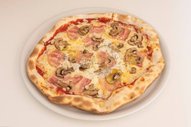 İtalyan mantarlı pizza peynirli ve füme pastırmalı Oregano ve zeytinyağlı fırında pişirilmiş