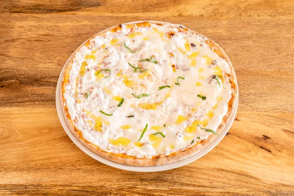 Pizza Krémsajttal Olívaolaj Apróra Vágott Petrezselyemmel Köves Bazsalikommal — Stock Fotó
