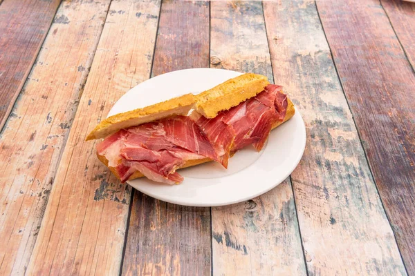 Broodje Ham Met Maïsvoer Wit Bord — Stockfoto