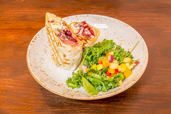 Vejetaryen dürümü patates peyniriyle, kırmızı fasulyeyle, domatesle ve doğranmış meyve salatasıyla zeytinyağlı lahana.