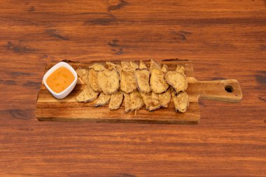 Patlıcan dilimleri için tarifli ahşap tepsi tempura ve Endülüs salmorejosuyla birlikte.