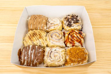 Çeşitli tarçınlı rulo paketler.