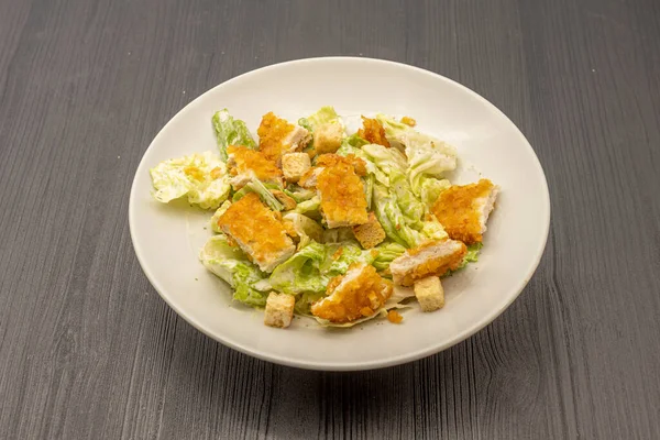 Salada Caesar Com Frango Frito Assado Crocante — Fotografia de Stock