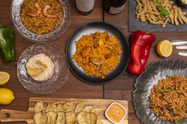 Türlü paella yemekleri ve tipik popüler tapas restoranları tariflerinin üst görünümü